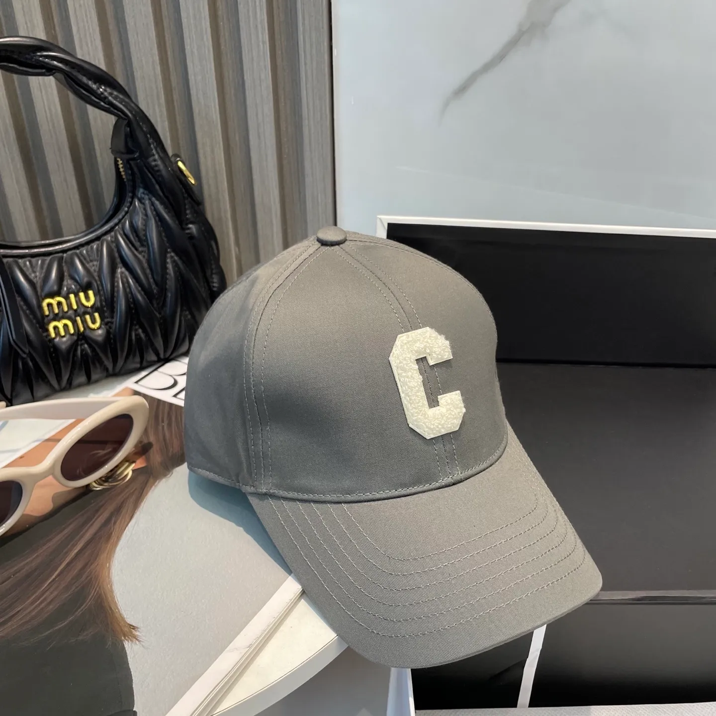 P70 popular CELINE official website purchase version. Original 1:1 customized! The latest baseball cap with the same style as the simple letter star, fashionable and high-end workmanship! Every hat is made with care! Extraordinary quality, suitable for both men and women.    Céline's hat has a simple design, high-end color matching, delicate texture, and clean style. It is an iconic item. The letter C is the official icon of CELINE. It is deeply rooted in the brand's historical heritage, and at the same time it exudes modern elegance and a new trend of retro modernity. Simple baseball cap decorated with C logo. Self-attitude, no need to elaborate.