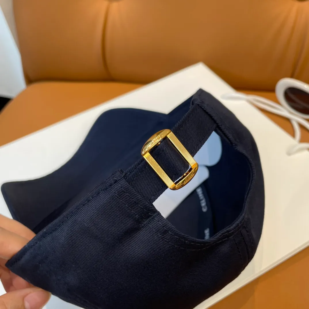 P76 popular CELINE (Celine) official website purchase version. Original 1:1 customized! The latest baseball cap with the same style as the simple letter star, fashionable and high-end workmanship! Every hat is made with care! Extraordinary quality, suitable for both men and women.    Céline's hat has a simple design, high-end color matching, delicate texture, and clean style. It is an iconic item. The letter C is the official icon of CELINE. It is deeply rooted in the brand's historical heritage, and at the same time it exudes modern elegance and a new trend of retro modernity. Simple baseball cap decorated with C logo. Self-attitude, no need to elaborate.
