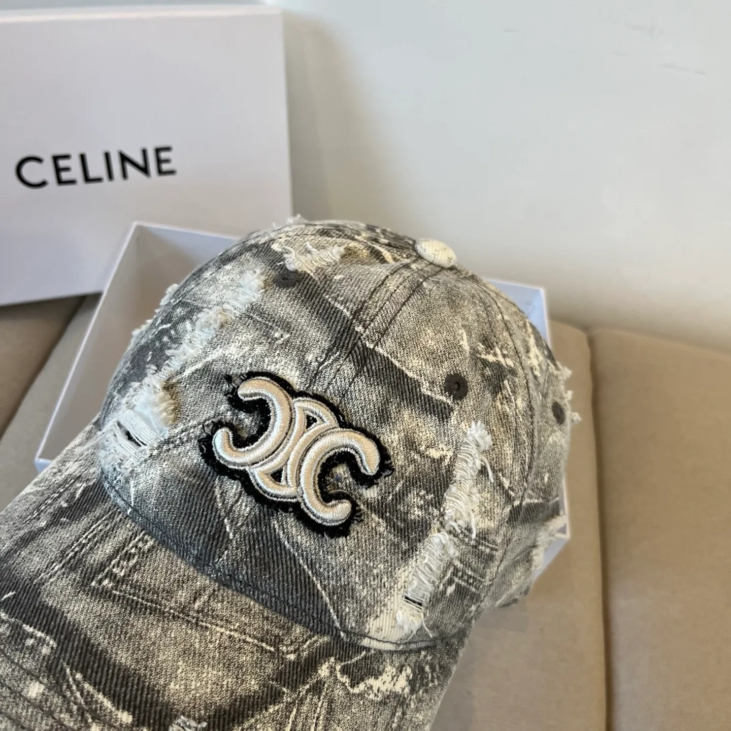 P60 [CELINE Celine] New classic casual and trendy baseball cap🧢Japanese and Korean style, looks great with any combination! A must-have when traveling