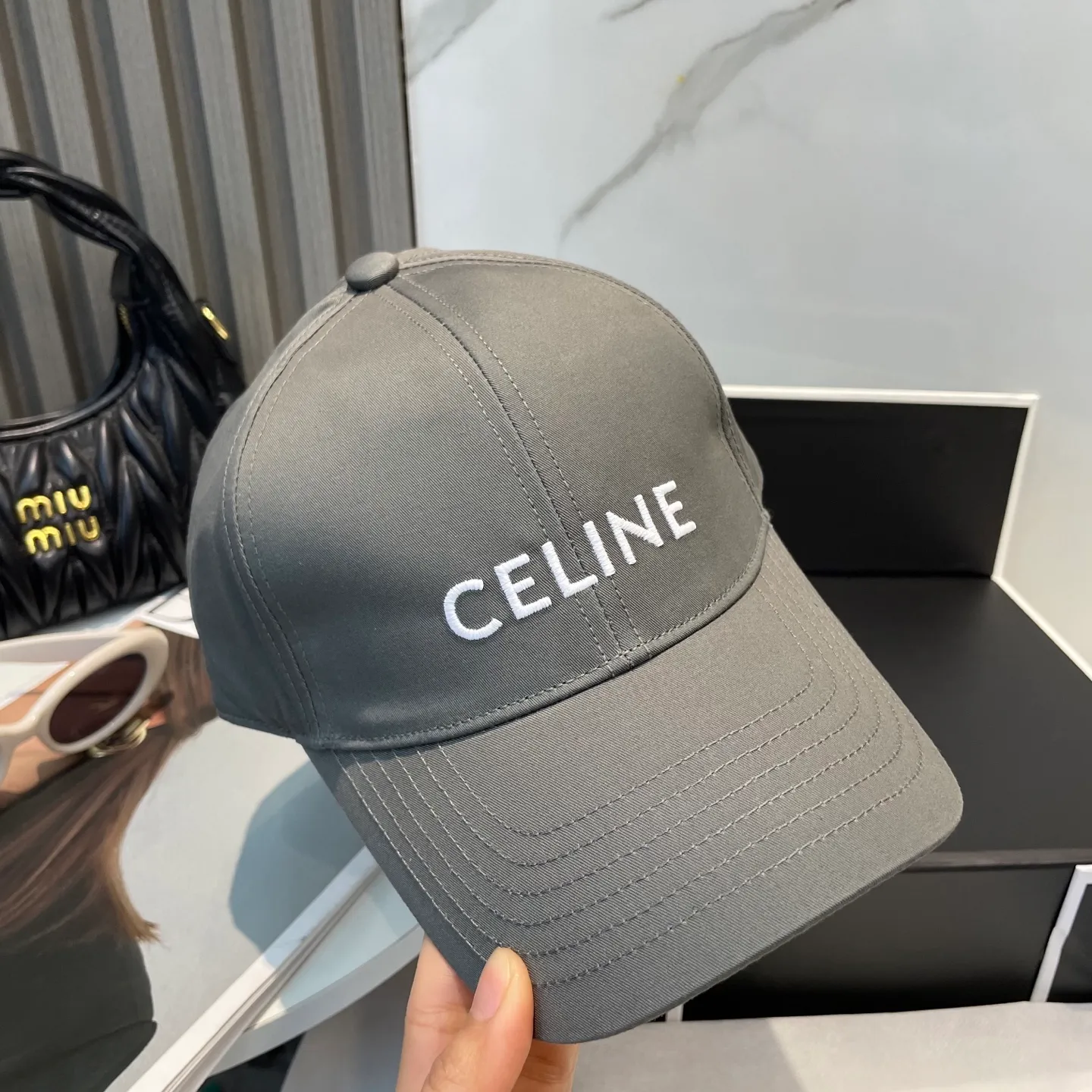 P70 popular CELINE official website purchase version. Original 1:1 customized! The latest baseball cap with the same style as the simple letter star, fashionable and high-end workmanship! Every hat is made with care! Extraordinary quality, suitable for both men and women.    Céline's hat has a simple design, high-end color matching, delicate texture, and clean style. It is an iconic item. The letter C is the official icon of CELINE. It is deeply rooted in the brand's historical heritage, and at the same time it exudes modern elegance and a new trend of retro modernity. Simple baseball cap decorated with C logo. Self-attitude, no need to elaborate.