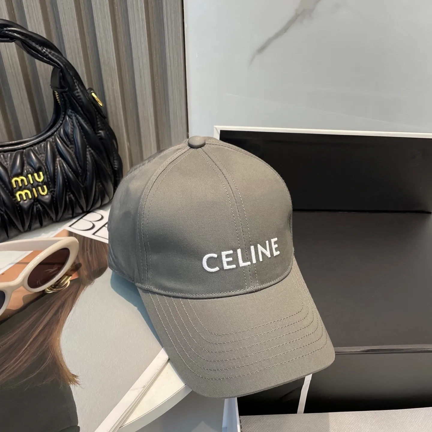 P70 popular CELINE official website purchase version. Original 1:1 customized! The latest baseball cap with the same style as the simple letter star, fashionable and high-end workmanship! Every hat is made with care! Extraordinary quality, suitable for both men and women.    Céline's hat has a simple design, high-end color matching, delicate texture, and clean style. It is an iconic item. The letter C is the official icon of CELINE. It is deeply rooted in the brand's historical heritage, and at the same time it exudes modern elegance and a new trend of retro modernity. Simple baseball cap decorated with C logo. Self-attitude, no need to elaborate.