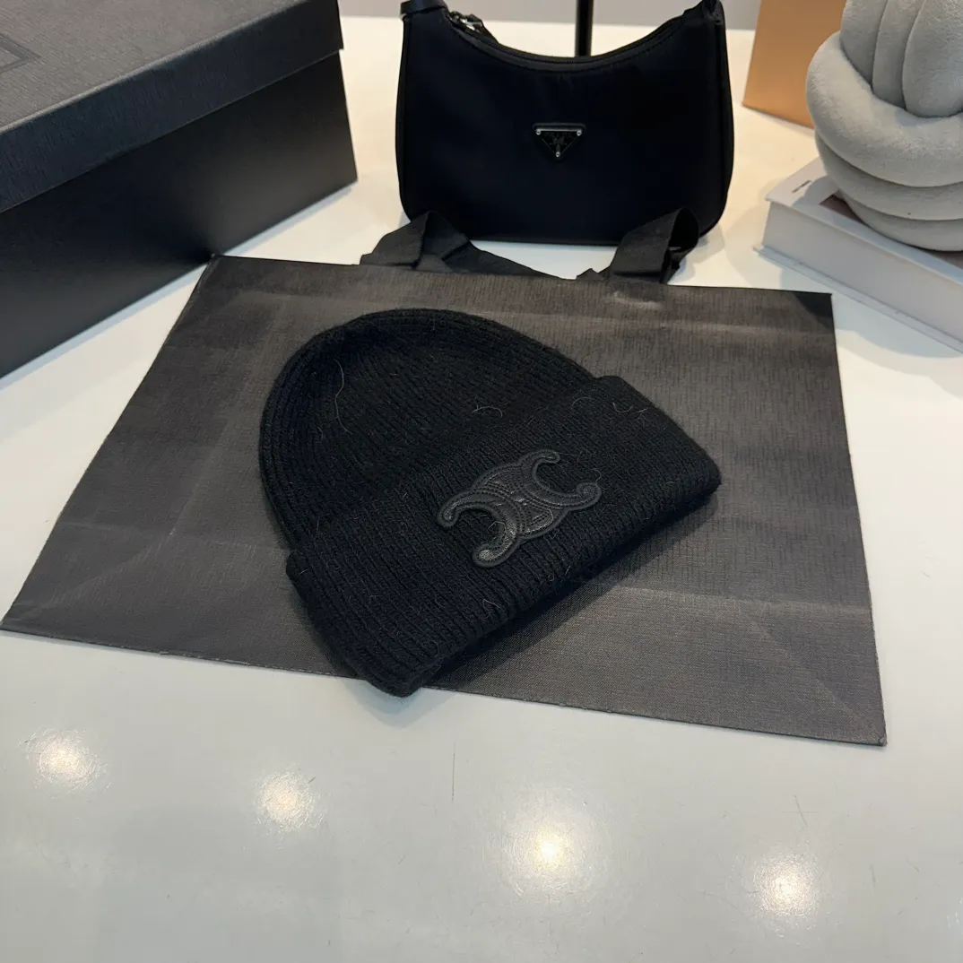 P60 CELINE 2024 autumn and winter new rabbit fur beanie, Korean style design ~ a must-have for autumn and winter wear