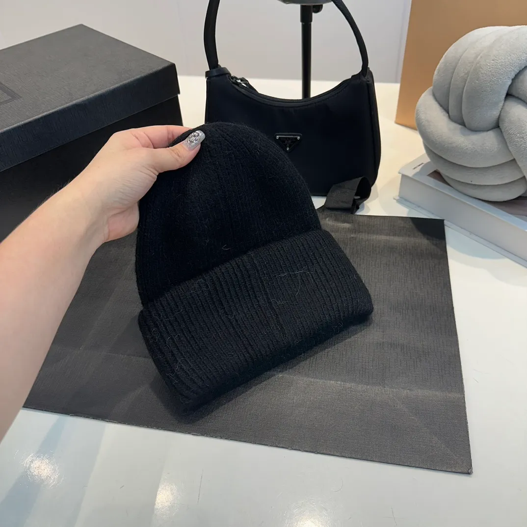 P60 CELINE 2024 autumn and winter new rabbit fur beanie, Korean style design ~ a must-have for autumn and winter wear