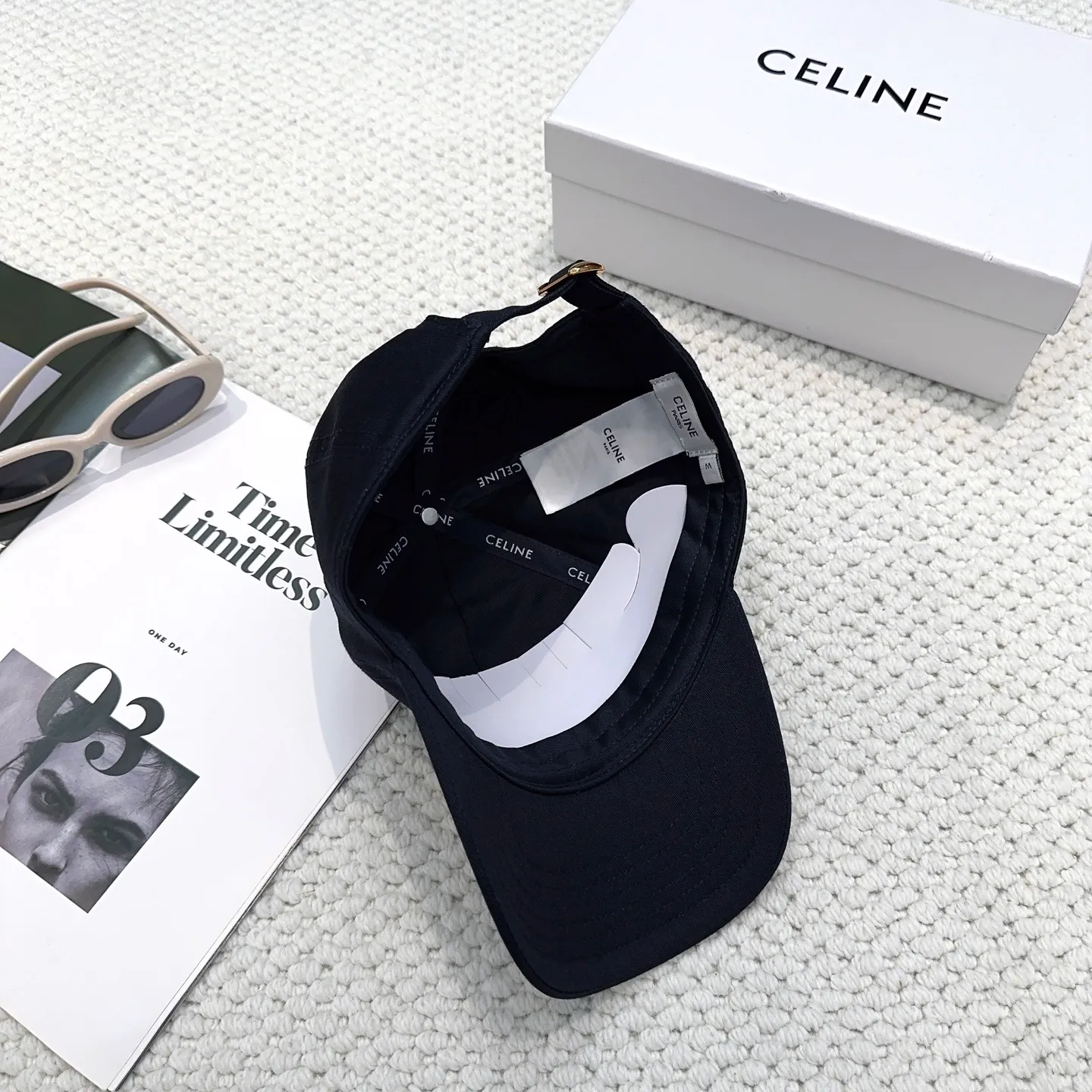 P60 popular CELINE official website purchasing version. Original 1:1 customized! The latest baseball cap with the same style as the simple letter star, fashionable and high-end workmanship! Every hat is made with care! Extraordinary quality, suitable for both men and women.    Céline's hat has a simple design, high-end color matching, delicate texture, and clean style. It is an iconic item. The letter C is the official icon of CELINE. It is deeply rooted in the brand's historical heritage, and at the same time it exudes modern elegance and a new trend of retro modernity. Simple baseball cap decorated with C logo. Self-attitude, no need to elaborate.