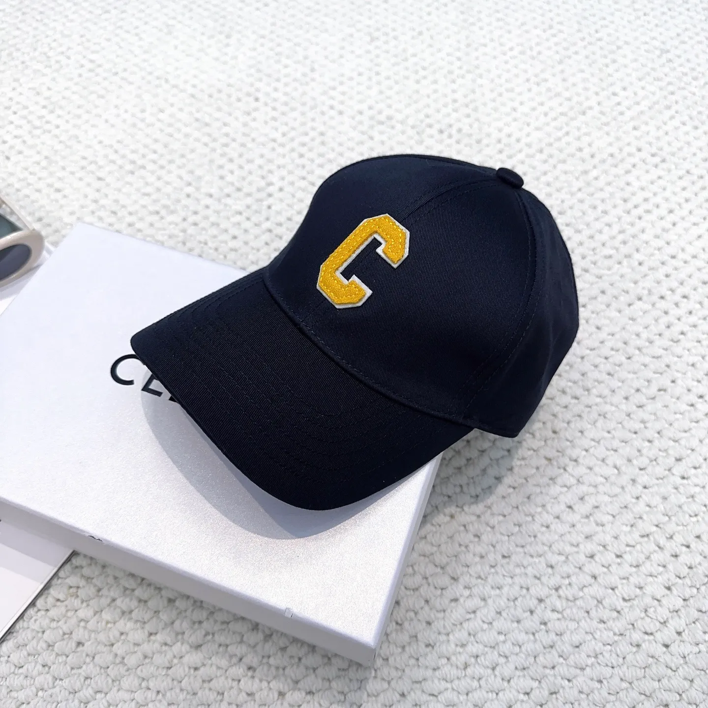 P60 popular CELINE official website purchasing version. Original 1:1 customized! The latest baseball cap with the same style as the simple letter star, fashionable and high-end workmanship! Every hat is made with care! Extraordinary quality, suitable for both men and women.    Céline's hat has a simple design, high-end color matching, delicate texture, and clean style. It is an iconic item. The letter C is the official icon of CELINE. It is deeply rooted in the brand's historical heritage, and at the same time it exudes modern elegance and a new trend of retro modernity. Simple baseball cap decorated with C logo. Self-attitude, no need to elaborate.