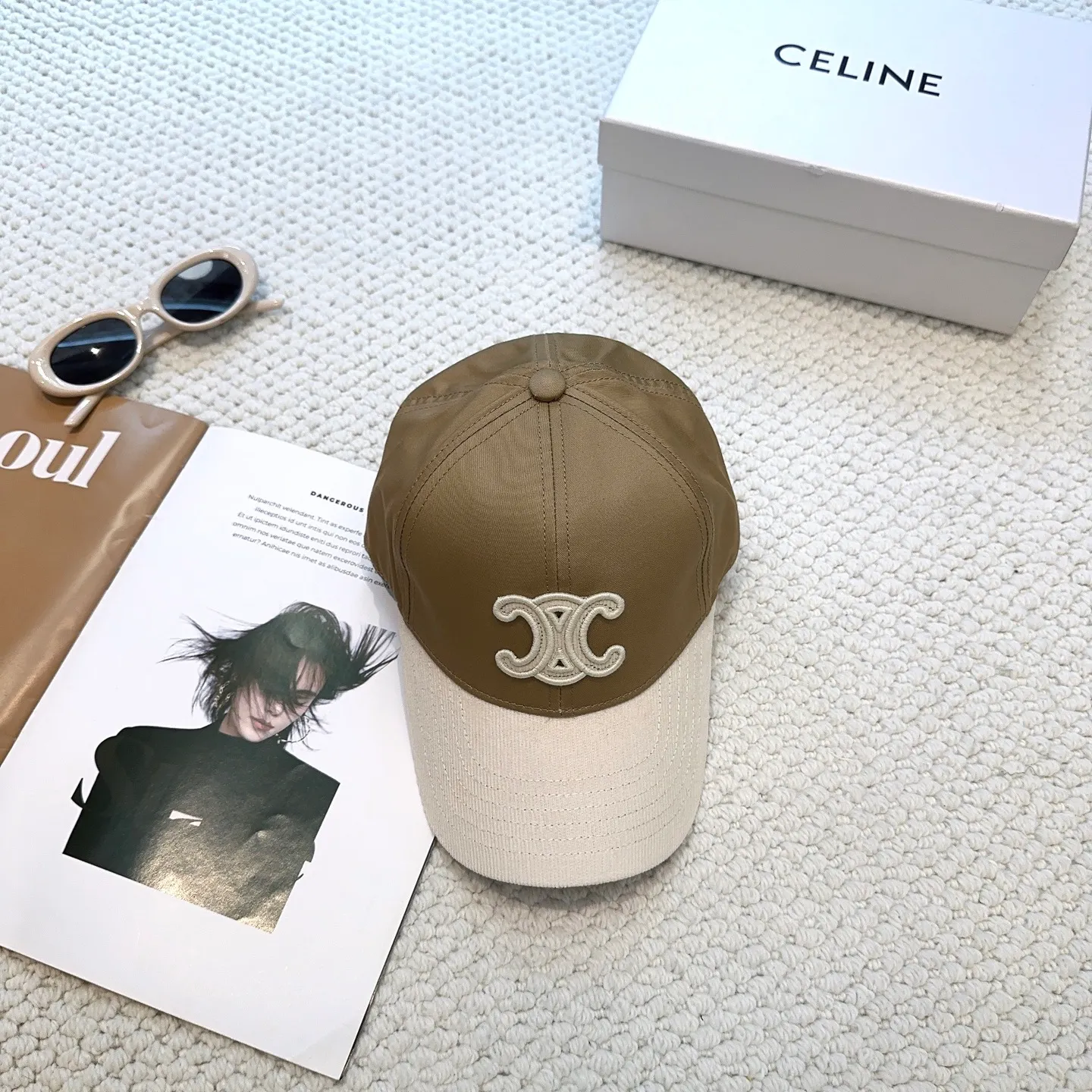 P70 popular CELINE official website purchase version. Original 1:1 customized! The latest baseball cap with the same style as the simple letter star, fashionable and high-end workmanship! Every hat is made with care! Extraordinary quality, suitable for both men and women.    Céline's hat has a simple design, high-end color matching, delicate texture, and clean style. It is an iconic item. The letter C is the official icon of CELINE. It is deeply rooted in the brand's historical heritage, and at the same time it exudes modern elegance and a new trend of retro modernity. Simple baseball cap decorated with C logo. Self-attitude, no need to elaborate.