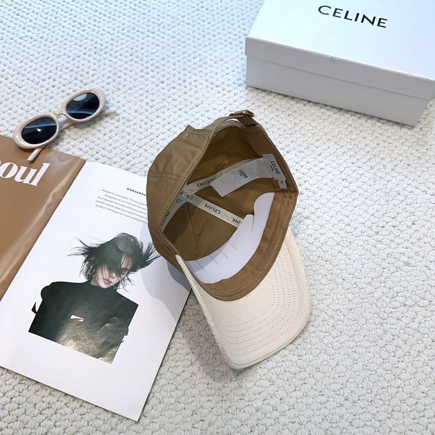 P70 popular CELINE official website purchase version. Original 1:1 customized! The latest baseball cap with the same style as the simple letter star, fashionable and high-end workmanship! Every hat is made with care! Extraordinary quality, suitable for both men and women.    Céline's hat has a simple design, high-end color matching, delicate texture, and clean style. It is an iconic item. The letter C is the official icon of CELINE. It is deeply rooted in the brand's historical heritage, and at the same time it exudes modern elegance and a new trend of retro modernity. Simple baseball cap decorated with C logo. Self-attitude, no need to elaborate.