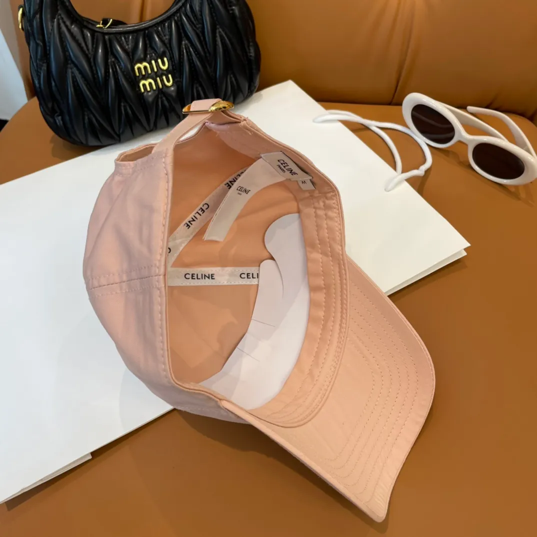 P86 popular CELINE (Celine) official website purchase version. Original 1:1 customized! The latest baseball cap with the same style as the simple letter star, fashionable and high-end workmanship! Every hat is made with care! Extraordinary quality, suitable for both men and women.    Céline's hat has a simple design, high-end color matching, delicate texture, and clean style. It is an iconic item. The letter C is the official icon of CELINE. It is deeply rooted in the brand's historical heritage, and at the same time it exudes modern elegance and a new trend of retro modernity. Simple baseball cap decorated with C logo. Self-attitude, no need to elaborate.