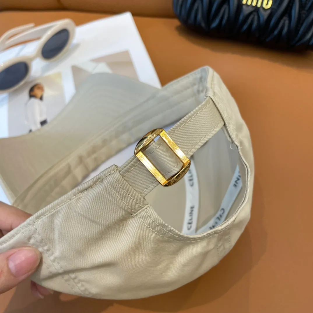 P66 popular CELINE (Celine) official website purchase version. Original 1:1 customized! The latest baseball cap with the same style as the simple letter star, fashionable and high-end workmanship! Every hat is made with care! Extraordinary quality, suitable for both men and women.    Céline's hat has a simple design, high-end color matching, delicate texture, and clean style. It is an iconic item. The letter C is the official icon of CELINE. It is deeply rooted in the brand's historical heritage, and at the same time it exudes modern elegance and a new trend of retro modernity. Simple baseball cap decorated with C logo. Self-attitude, no need to elaborate.