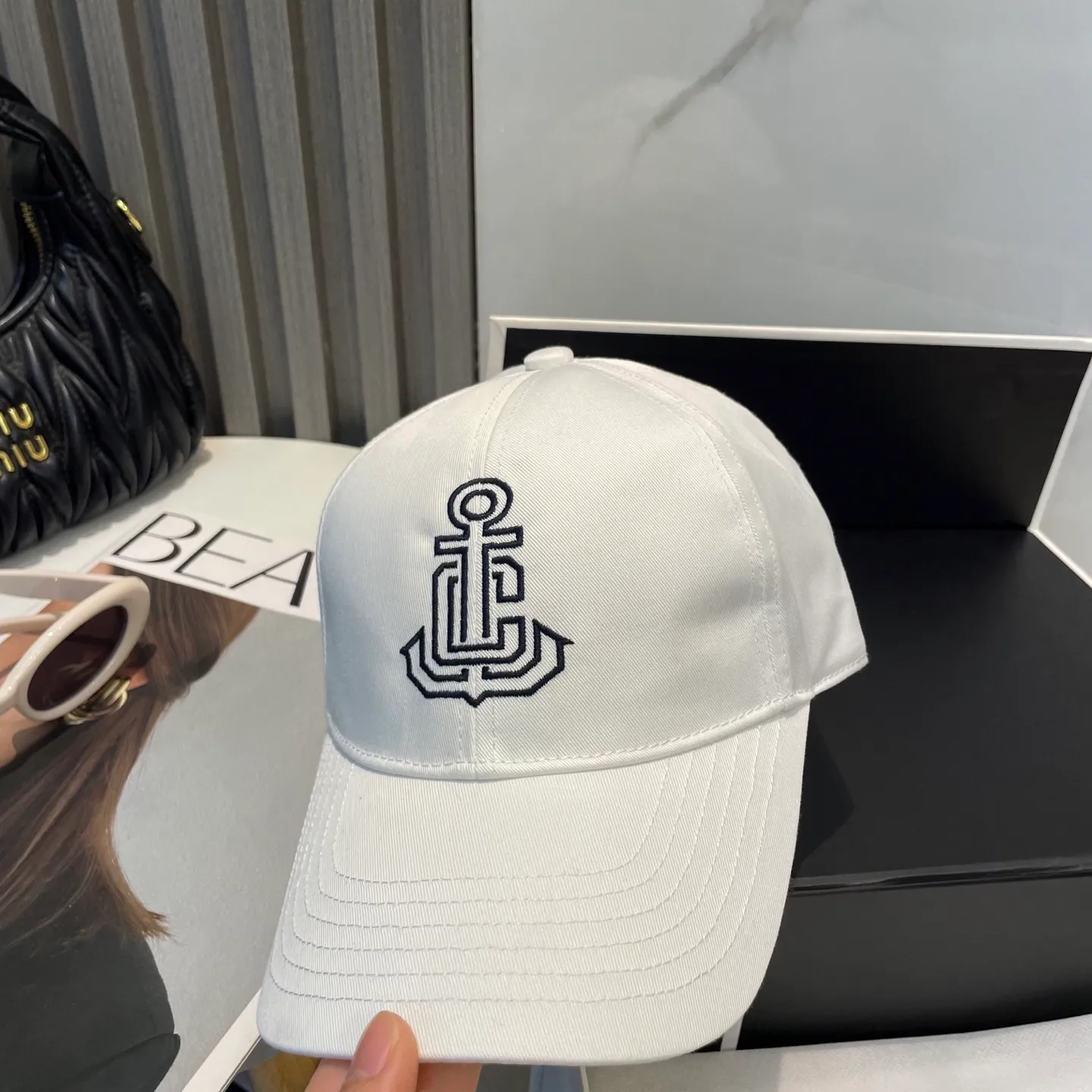 P76 popular CELINE (Celine) simple embroidered letter star's latest baseball cap, fashion trend, high-end workmanship! Every hat is made with care! Extraordinary quality, suitable for both men and women.    Céline's hat has a simple design, high-end color matching, delicate texture, and clean style. It is an iconic item. The letter C is the official icon of CELINE. It is deeply rooted in the brand's historical heritage, and at the same time it exudes modern elegance and a new trend of retro modernity. Simple baseball cap decorated with C logo. Self-attitude, no need to elaborate.