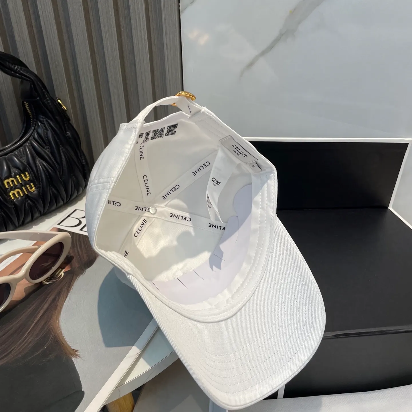 P76 popular CELINE (Celine) simple embroidered letter star's latest baseball cap, fashion trend, high-end workmanship! Every hat is made with care! Extraordinary quality, suitable for both men and women.    Céline's hat has a simple design, high-end color matching, delicate texture, and clean style. It is an iconic item. The letter C is the official icon of CELINE. It is deeply rooted in the brand's historical heritage, and at the same time it exudes modern elegance and a new trend of retro modernity. Simple baseball cap decorated with C logo. Self-attitude, no need to elaborate.