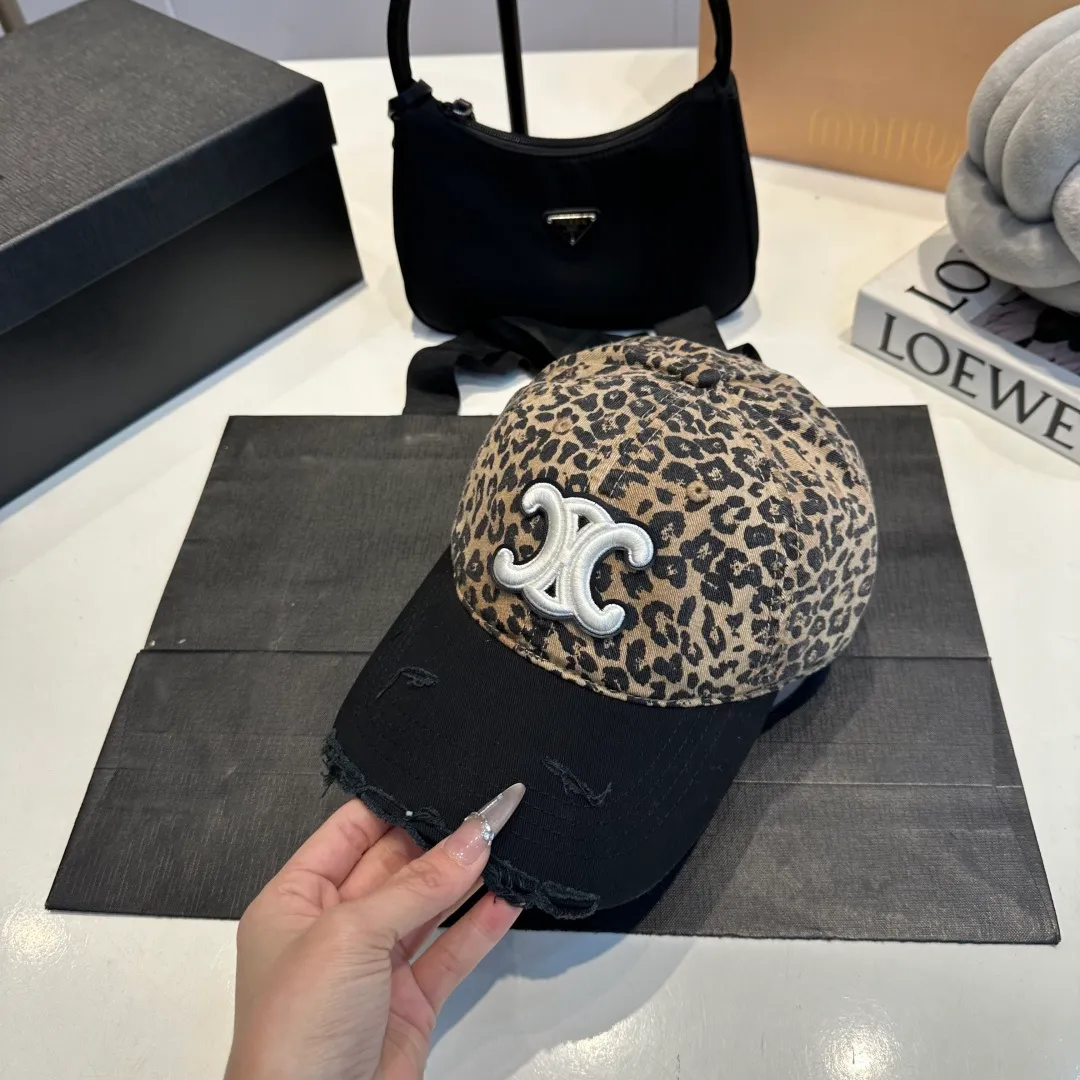 P60 CELINE's new Arc de Triomphe logo leopard print baseball cap. High-quality replica, great color, perfect details. The latest Arc de Triomphe logo, a must-buy.