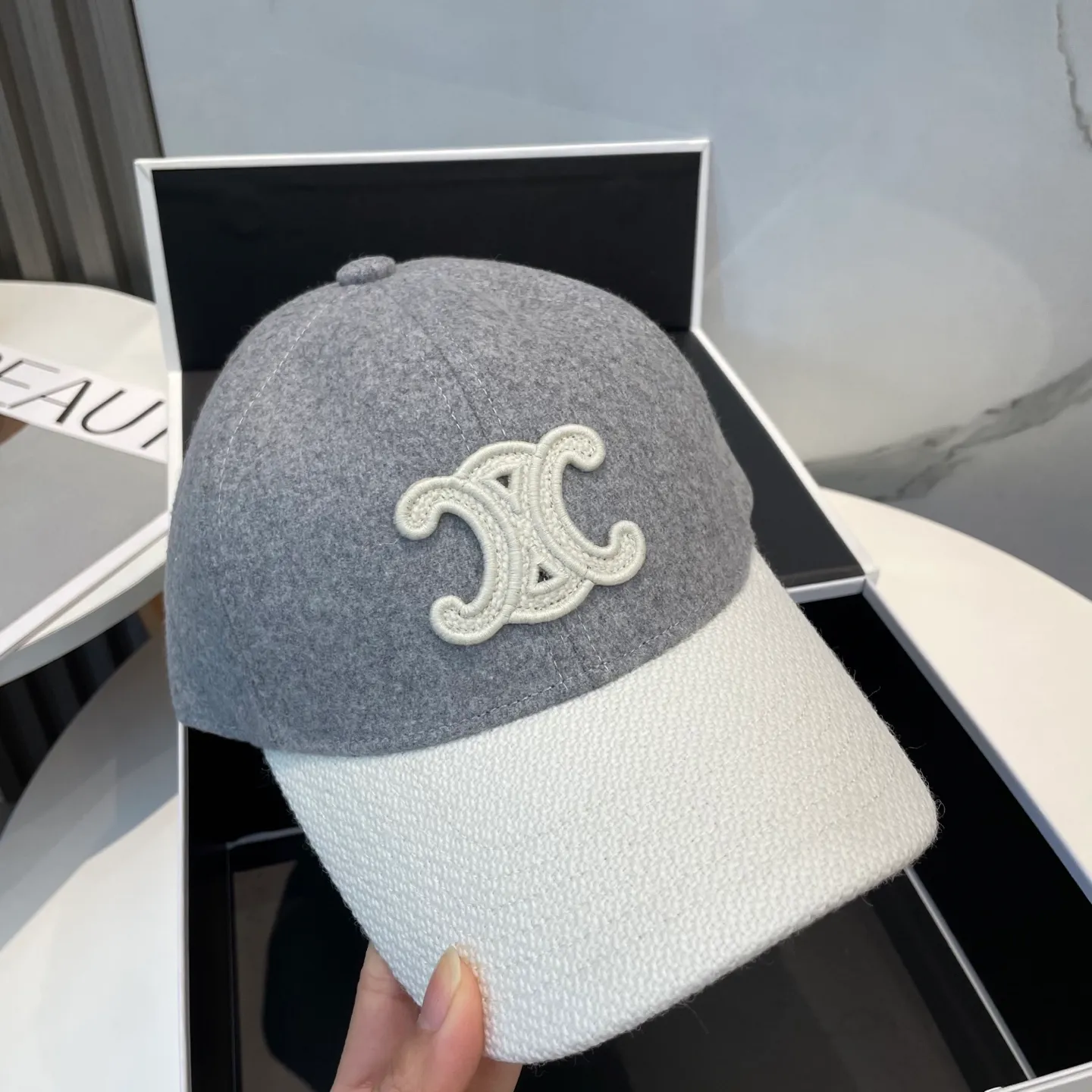 P96 CELINE · Celine's new autumn and winter C letter embroidered wool baseball cap 🧢 Top version 👍 Purchased ZP printing, the hat shape is completely customized according to Z:1. Custom woven wool fabric, super textured! The letter C distinguishes the market version, the size and the texture of the looped hair are all restored. The hardware adjustment buckle is custom-molded and has a logo. Customized logo webbing inside the hat, all details restored💯 ⚠️Size: One size fits all and adjustable!