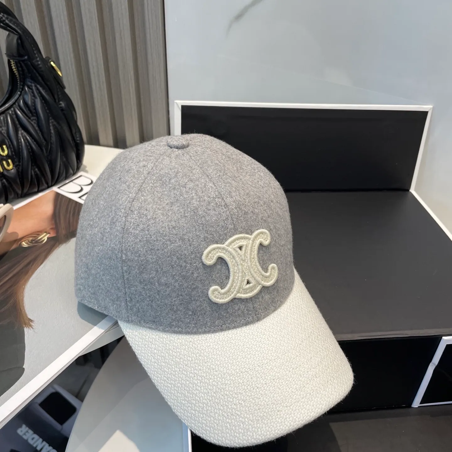 P96 CELINE · Celine's new autumn and winter C letter embroidered wool baseball cap 🧢 Top version 👍 Purchased ZP printing, the hat shape is completely customized according to Z:1. Custom woven wool fabric, super textured! The letter C distinguishes the market version, the size and the texture of the looped hair are all restored. The hardware adjustment buckle is custom-molded and has a logo. Customized logo webbing inside the hat, all details restored💯 ⚠️Size: One size fits all and adjustable!