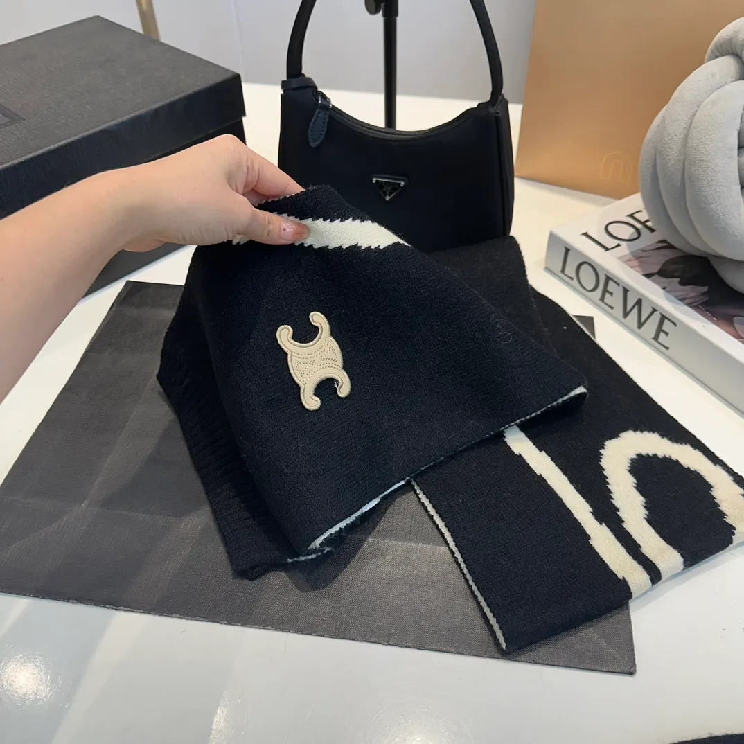 P170 CELINE Xiaohongshu’s popular model, official website new classic suit hat! Hat ➕Scarf! It feels great in hand! It’s warm and super comfortable. This winter, all you need is a hat set like this. It’s warm and fashionable! Welcome to choose!!