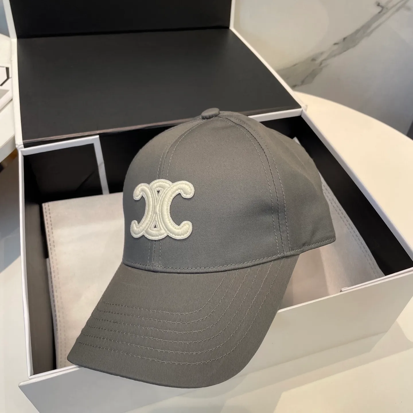 P70 popular CELINE official website purchase version. Original 1:1 customized! The latest baseball cap with the same style as the simple letter star, fashionable and high-end workmanship! Every hat is made with care! Extraordinary quality, suitable for both men and women.    Céline's hat has a simple design, high-end color matching, delicate texture, and clean style. It is an iconic item. The letter C is the official icon of CELINE. It is deeply rooted in the brand's historical heritage, and at the same time it exudes modern elegance and a new trend of retro modernity. Simple baseball cap decorated with C logo. Self-attitude, no need to elaborate.
