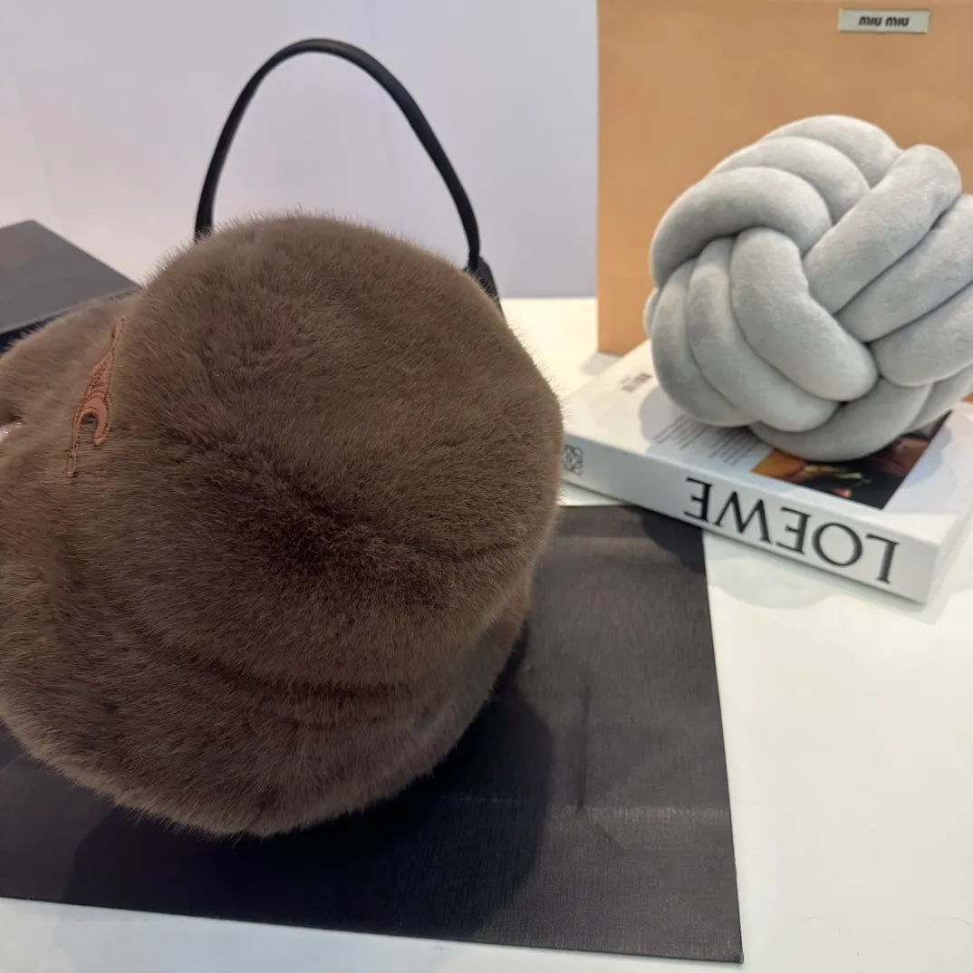 P70 Celine Celine* customized version of Arc de Triomphe mink hat women's bucket hat 2023 hot new style autumn and winter hat fisherman hat winter style