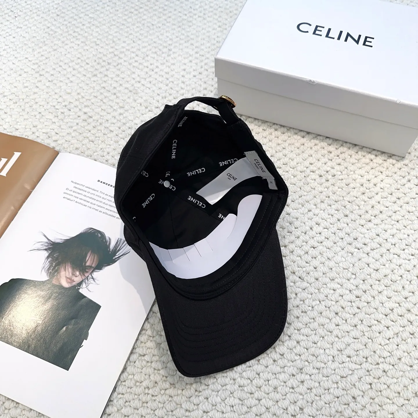 P70 popular CELINE (Celine) latest baseball cap with simple letters, fashionable and high-end workmanship! Every hat is made with care! Extraordinary quality, suitable for both men and women.    Céline's hat has a simple design, high-end color matching, delicate texture, and clean style. It is an iconic item. The letter C is the official icon of CELINE. It is deeply rooted in the brand's historical heritage, and at the same time it exudes modern elegance and a new trend of retro modernity. Simple baseball cap decorated with C logo. Self-attitude, no need to elaborate.