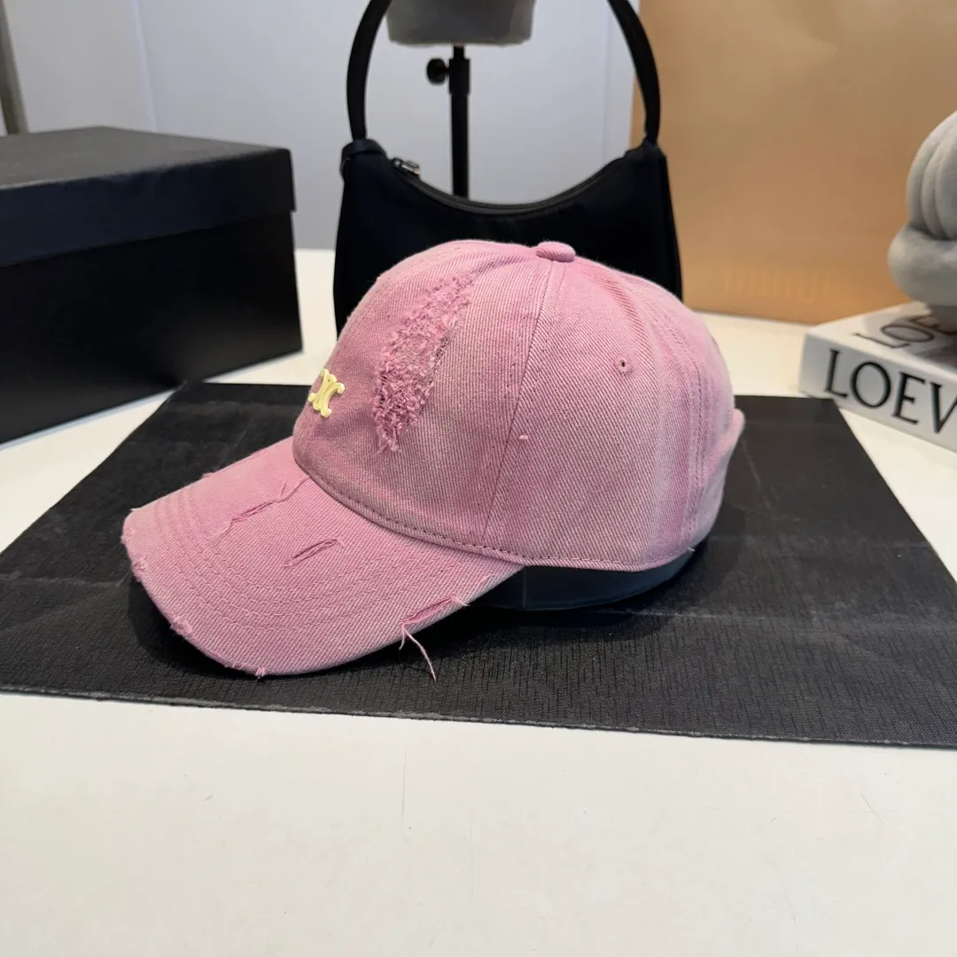 P60 Celine's new baseball cap 🧢 This season is decorated with the small Arc de Triomphe logo. Navy blue｜black｜dark red. Casual and practical! Close your eyes and enter!