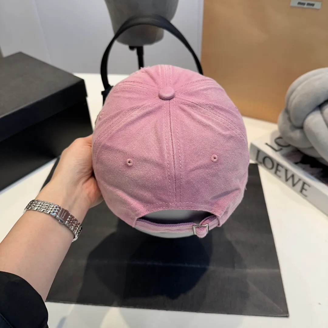 P60 Celine's new baseball cap 🧢 This season is decorated with the small Arc de Triomphe logo. Navy blue｜black｜dark red. Casual and practical! Close your eyes and enter!