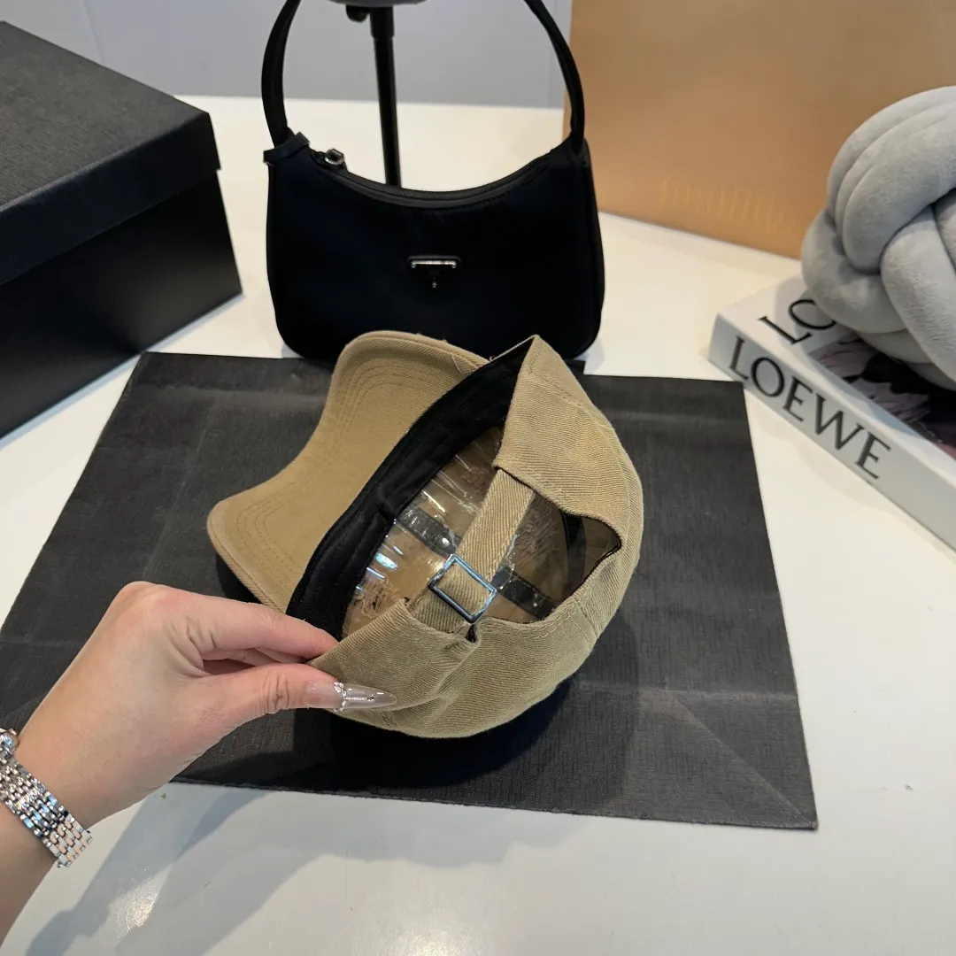 P60 Celine's new baseball cap 🧢 This season is decorated with the small Arc de Triomphe logo. Navy blue｜black｜dark red. Casual and practical! Close your eyes and enter!
