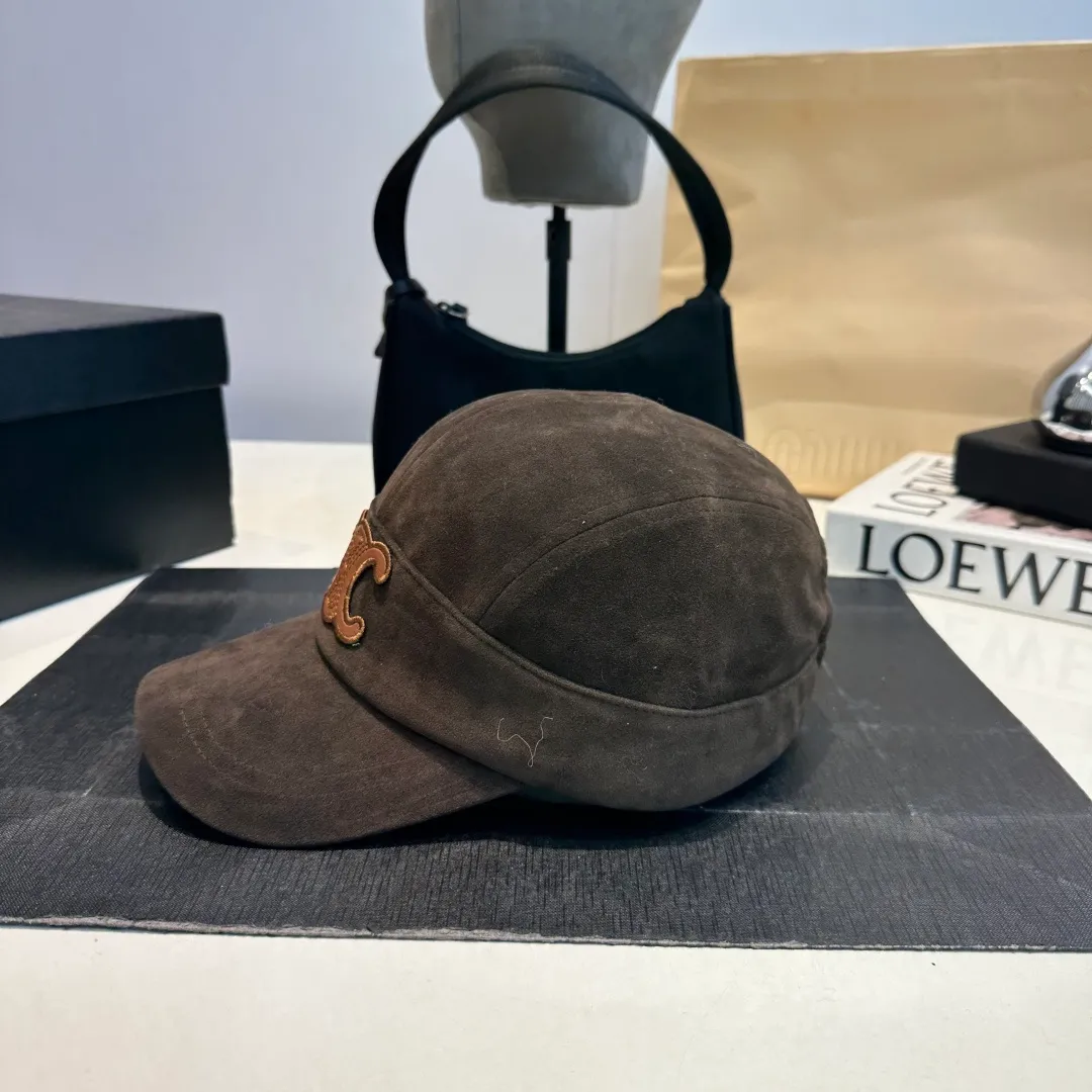 P60 CELINE's new Arc de Triomphe logo baseball cap. High quality, great color, perfect details. Latest Arc de Triomphe logo, out of stock. Must buy.