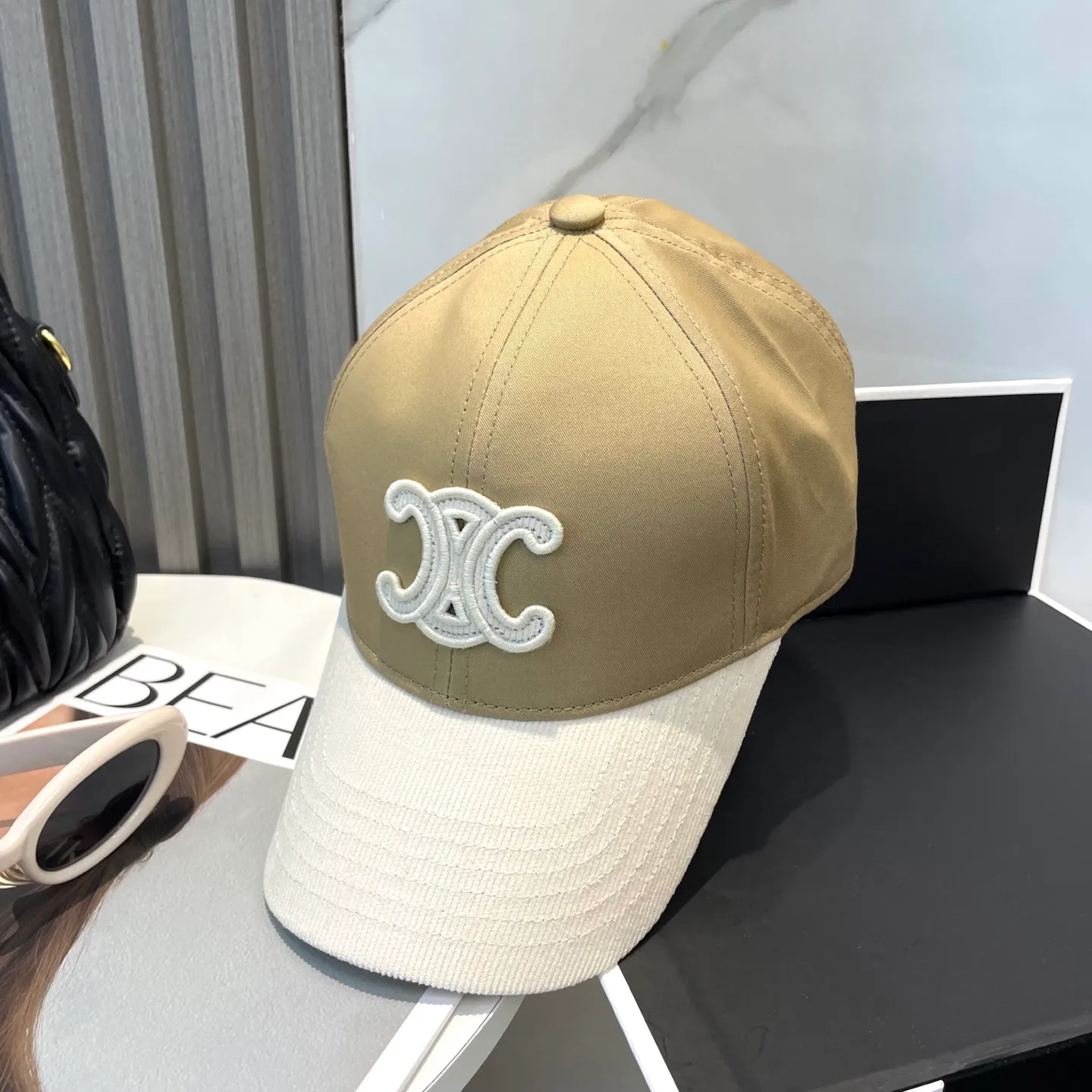 P76 popular CELINE (Celine) official website purchase version. Original 1:1 customized! The latest baseball cap with the same style as the simple letter star, fashionable and high-end workmanship! Every hat is made with care! Extraordinary quality, suitable for both men and women.    Céline's hat has a simple design, high-end color matching, delicate texture, and clean style. It is an iconic item. The letter C is the official icon of CELINE. It is deeply rooted in the brand's historical heritage, and at the same time it exudes modern elegance and a new trend of retro modernity. Simple baseball cap decorated with C logo. Self-attitude, no need to elaborate.