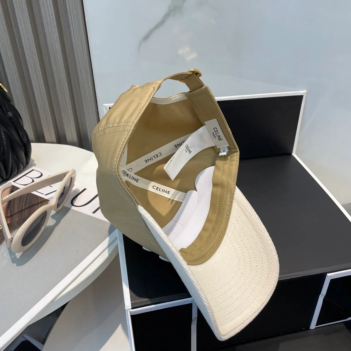 P76 popular CELINE (Celine) official website purchase version. Original 1:1 customized! The latest baseball cap with the same style as the simple letter star, fashionable and high-end workmanship! Every hat is made with care! Extraordinary quality, suitable for both men and women.    Céline's hat has a simple design, high-end color matching, delicate texture, and clean style. It is an iconic item. The letter C is the official icon of CELINE. It is deeply rooted in the brand's historical heritage, and at the same time it exudes modern elegance and a new trend of retro modernity. Simple baseball cap decorated with C logo. Self-attitude, no need to elaborate.