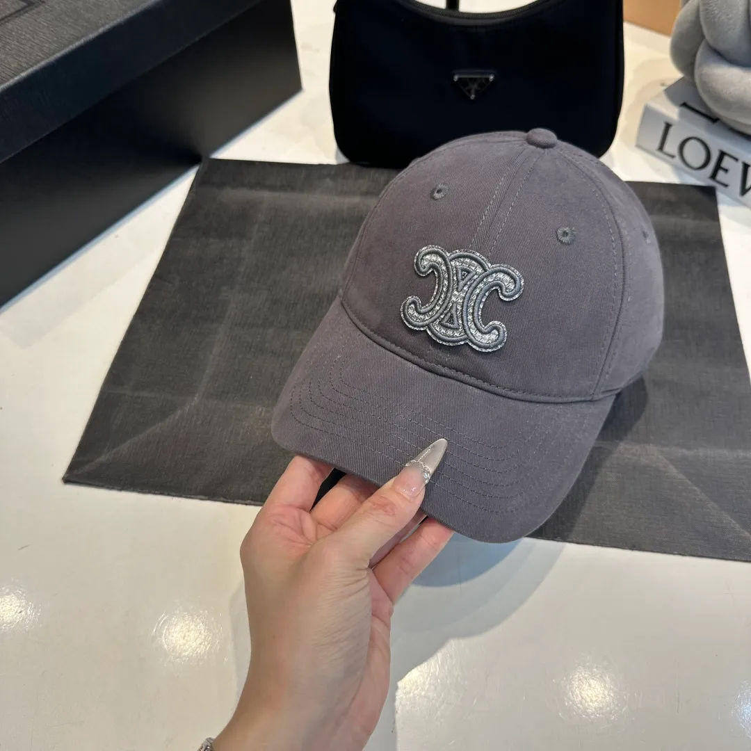 P60 CELINE Celine's new classic casual and trendy style, simple baseball cap🧢Japanese and Korean style, looks great with any combination! A must-have when traveling