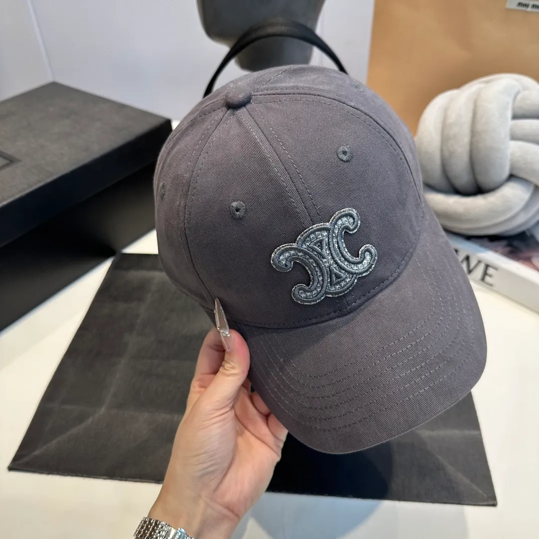 P60 CELINE Celine's new classic casual and trendy style, simple baseball cap🧢Japanese and Korean style, looks great with any combination! A must-have when traveling