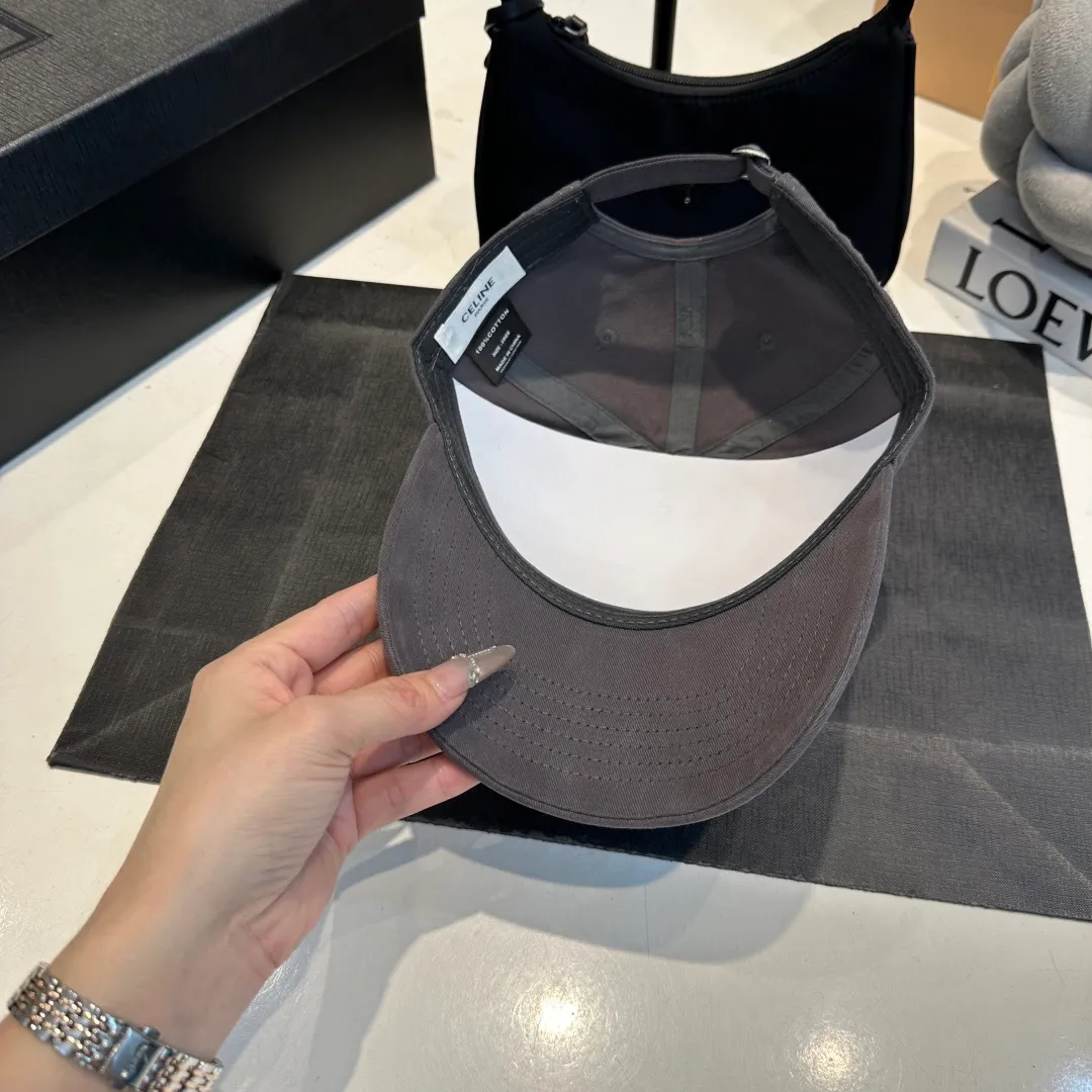 P60 CELINE Celine's new classic casual and trendy style, simple baseball cap🧢Japanese and Korean style, looks great with any combination! A must-have when traveling