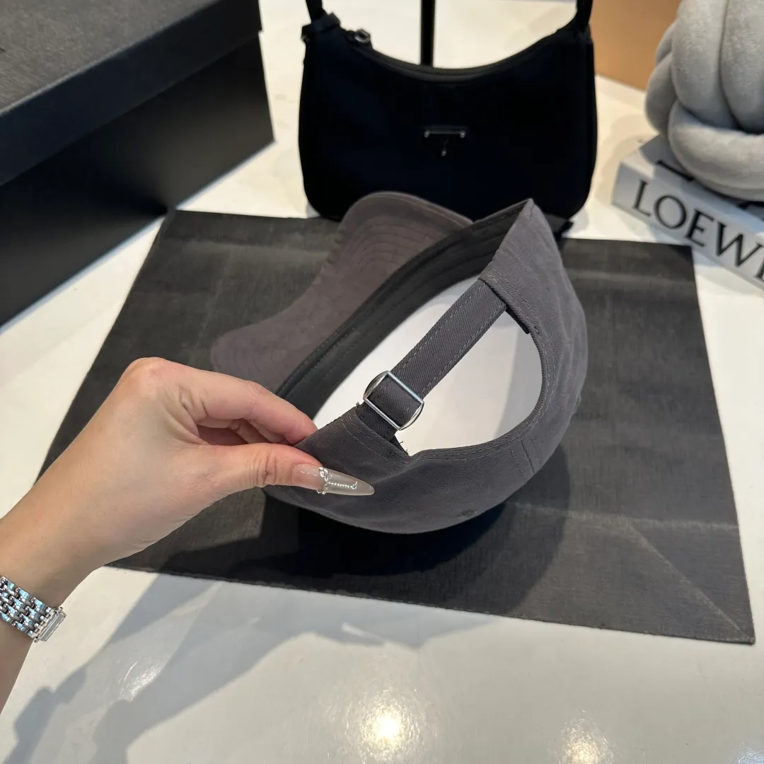 P60 CELINE Celine's new classic casual and trendy style, simple baseball cap🧢Japanese and Korean style, looks great with any combination! A must-have when traveling
