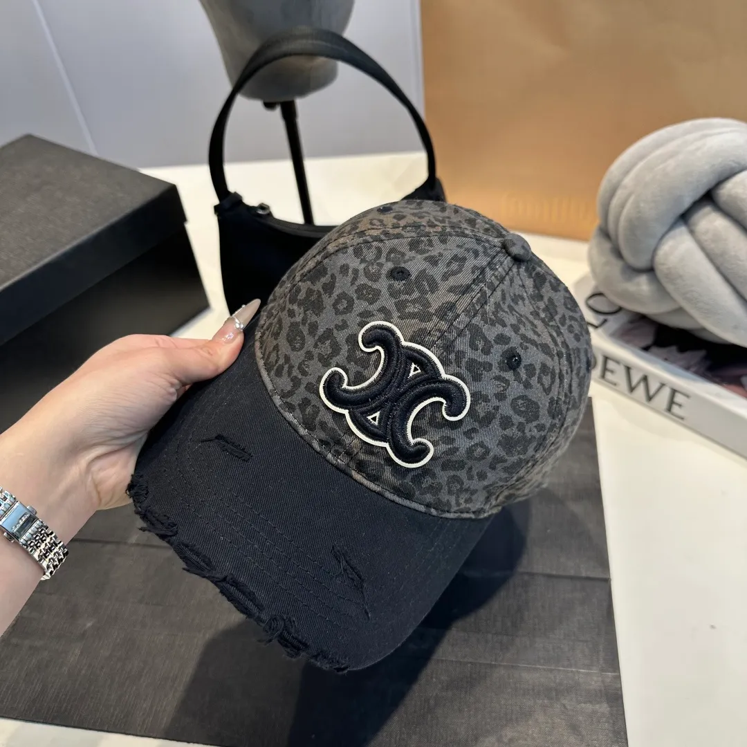 P60 CELINE's new Arc de Triomphe logo leopard print baseball cap. High-quality replica, great color, perfect details. The latest Arc de Triomphe logo, a must-buy.