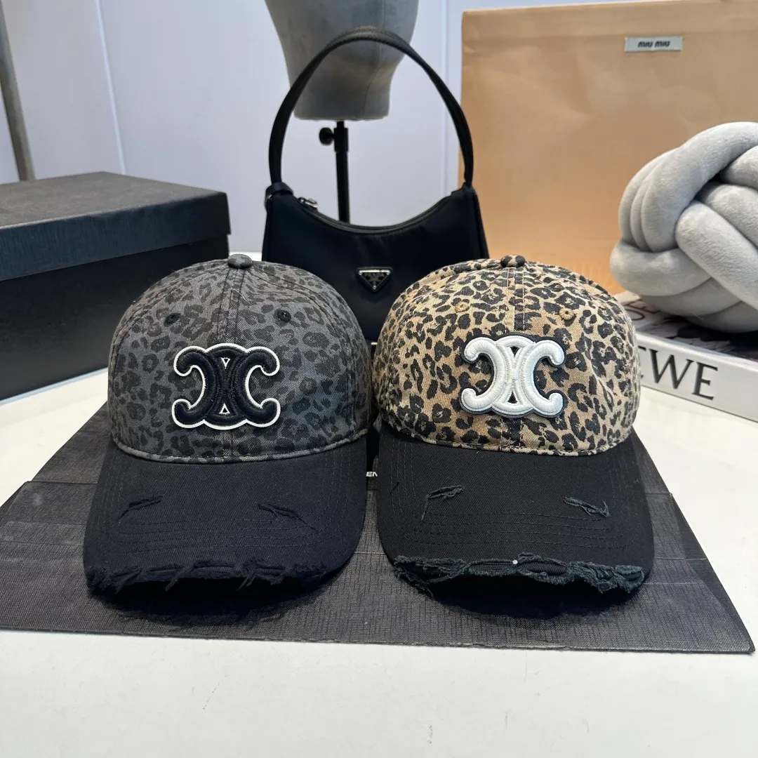P60 CELINE's new Arc de Triomphe logo leopard print baseball cap. High-quality replica, great color, perfect details. The latest Arc de Triomphe logo, a must-buy.