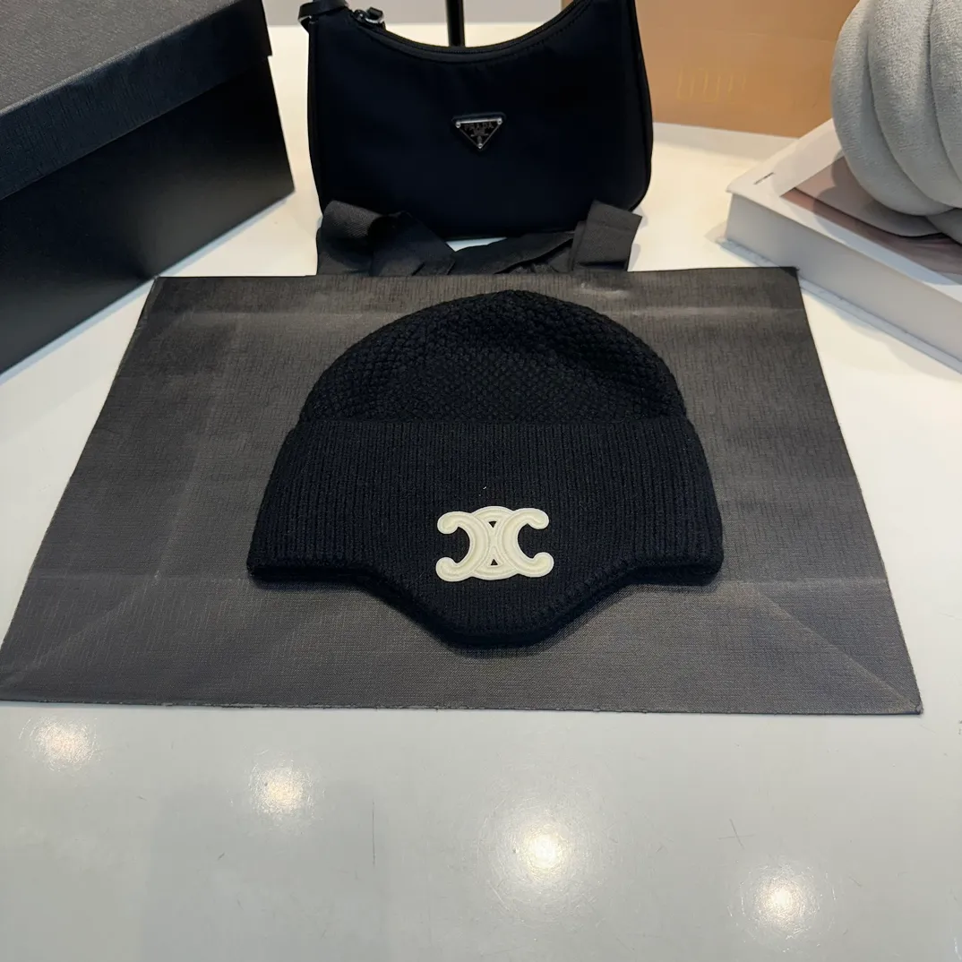P70 CELINE🖤 Autumn and winter knitted ear protection hat Japanese personalized knitted autumn and winter ear protection hat👏✊ Made of high-quality wool, soft and comfortable, thick hat, first-class thermal insulation effect, plush feeling, soft and skin-friendly! Suitable for all kinds of clothes in autumn and winter!