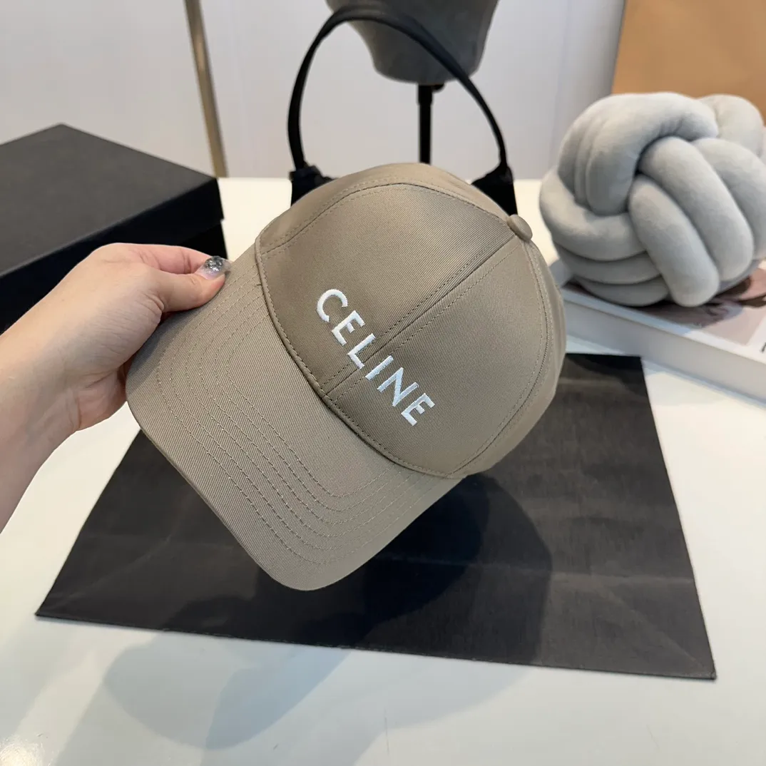 P60 dark blue denim CELINE Celine 2024ss new Arc de Triomphe embroidered baseball cap 🧢 Top version 👍 Purchased Z batch version, the hat shape is completely customized according to Z batch 22:1. Customized washed denim fabric, super textured! The Arc de Triomphe pattern is different from the version on the market, and the size and texture of the looped hair are all restored. The hardware adjustment buckle is custom-molded and has a logo. Customized logo webbing inside the hat, all details restored💯 ⚠️Size: One size fits all and adjustable!