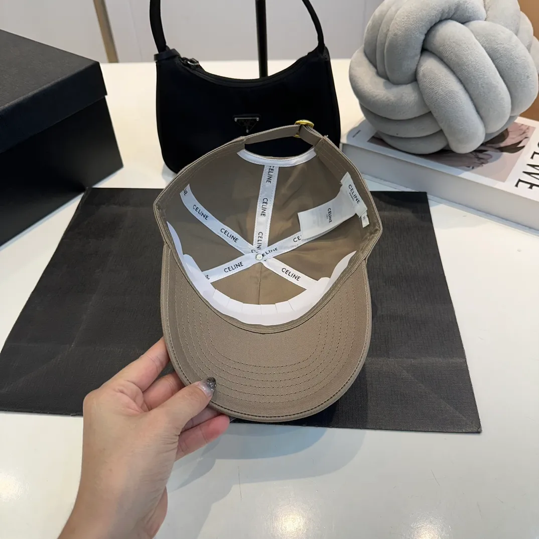 P60 dark blue denim CELINE Celine 2024ss new Arc de Triomphe embroidered baseball cap 🧢 Top version 👍 Purchased Z batch version, the hat shape is completely customized according to Z batch 22:1. Customized washed denim fabric, super textured! The Arc de Triomphe pattern is different from the version on the market, and the size and texture of the looped hair are all restored. The hardware adjustment buckle is custom-molded and has a logo. Customized logo webbing inside the hat, all details restored💯 ⚠️Size: One size fits all and adjustable!