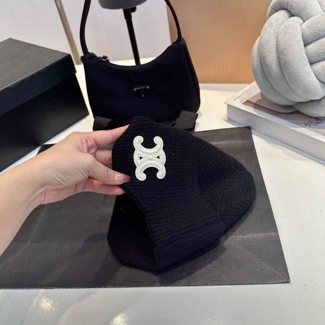 P70 CELINE🖤 Autumn and winter knitted ear protection hat Japanese personalized knitted autumn and winter ear protection hat👏✊ Made of high-quality wool, soft and comfortable, thick hat, first-class thermal insulation effect, plush feeling, soft and skin-friendly! Suitable for all kinds of clothes in autumn and winter!