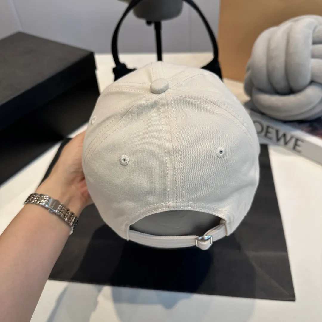 P60 CELINE Celine's new classic casual and trendy style, simple baseball cap🧢Japanese and Korean style, looks great with any combination! A must-have when traveling