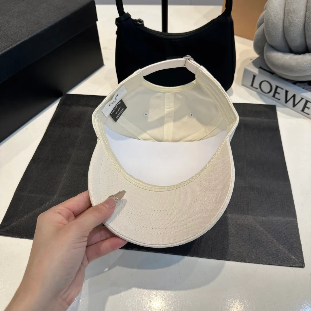 P60 CELINE Celine's new classic casual and trendy style, simple baseball cap🧢Japanese and Korean style, looks great with any combination! A must-have when traveling