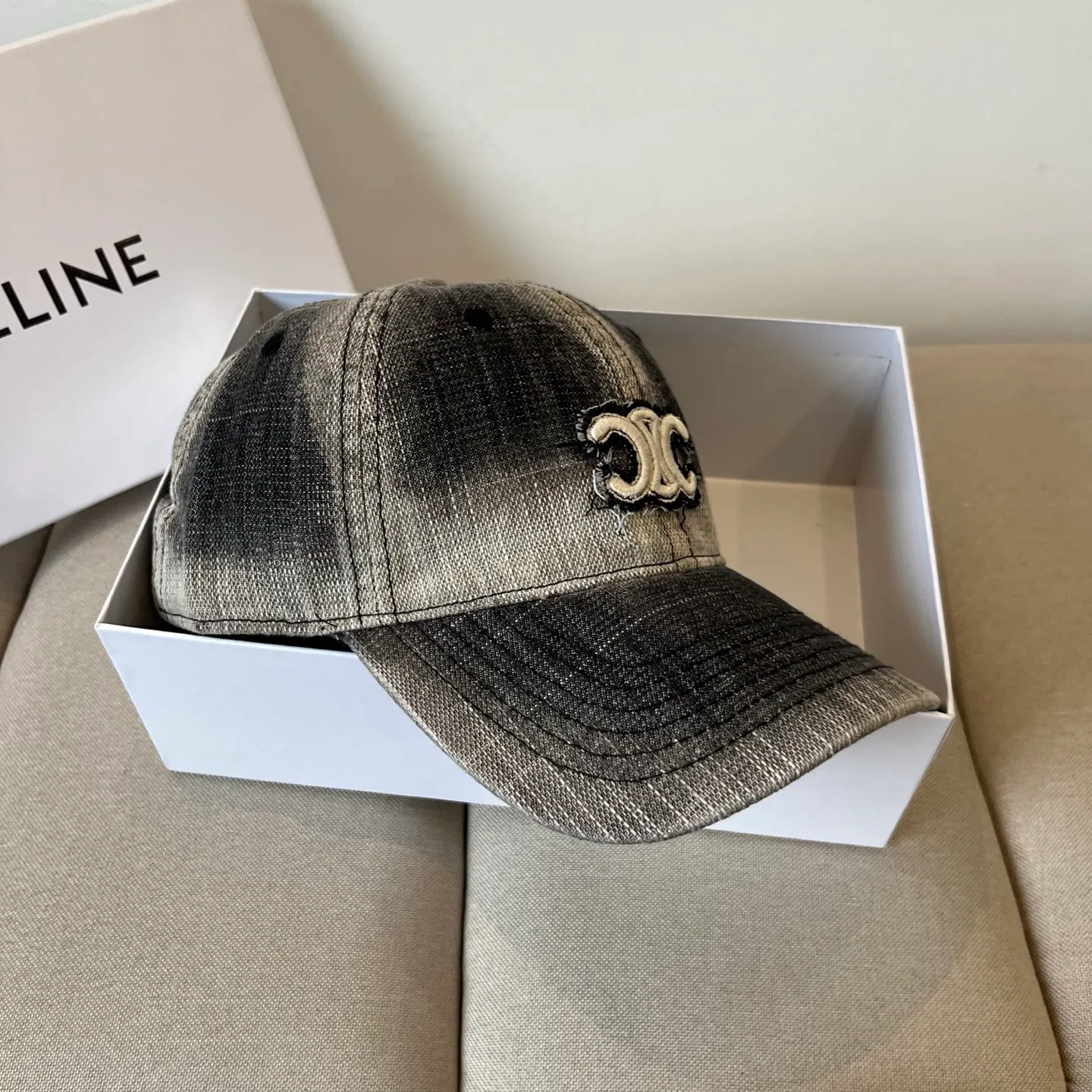 P60 [CELINE Celine] New classic casual and trendy baseball cap🧢Japanese and Korean style, looks great with any combination! A must-have when traveling