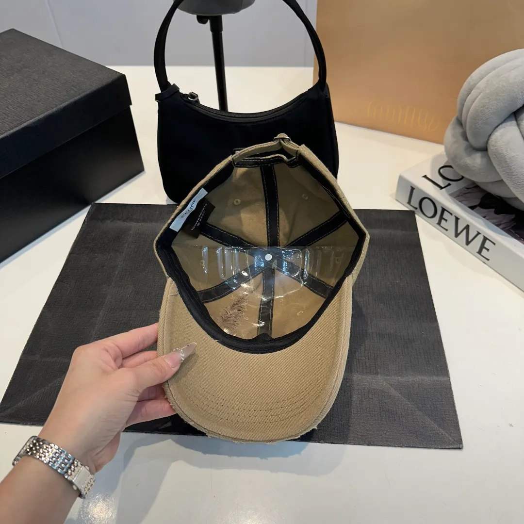 P60 Celine's new baseball cap 🧢 This season is decorated with the small Arc de Triomphe logo. Navy blue｜black｜dark red. Casual and practical! Close your eyes and enter!