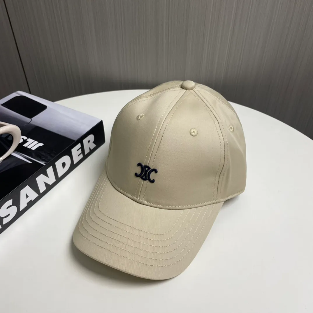 P70 popular CELINE (Celine) latest baseball cap with simple letters, fashionable and high-end workmanship! Every hat is made with care! Extraordinary quality, suitable for both men and women.    Céline's hat has a simple design, high-end color matching, delicate texture, and clean style. It is an iconic item. The letter C is the official icon of CELINE. It is deeply rooted in the brand's historical heritage, and at the same time it exudes modern elegance and a new trend of retro modernity. Simple baseball cap decorated with C logo. Self-attitude, no need to elaborate.