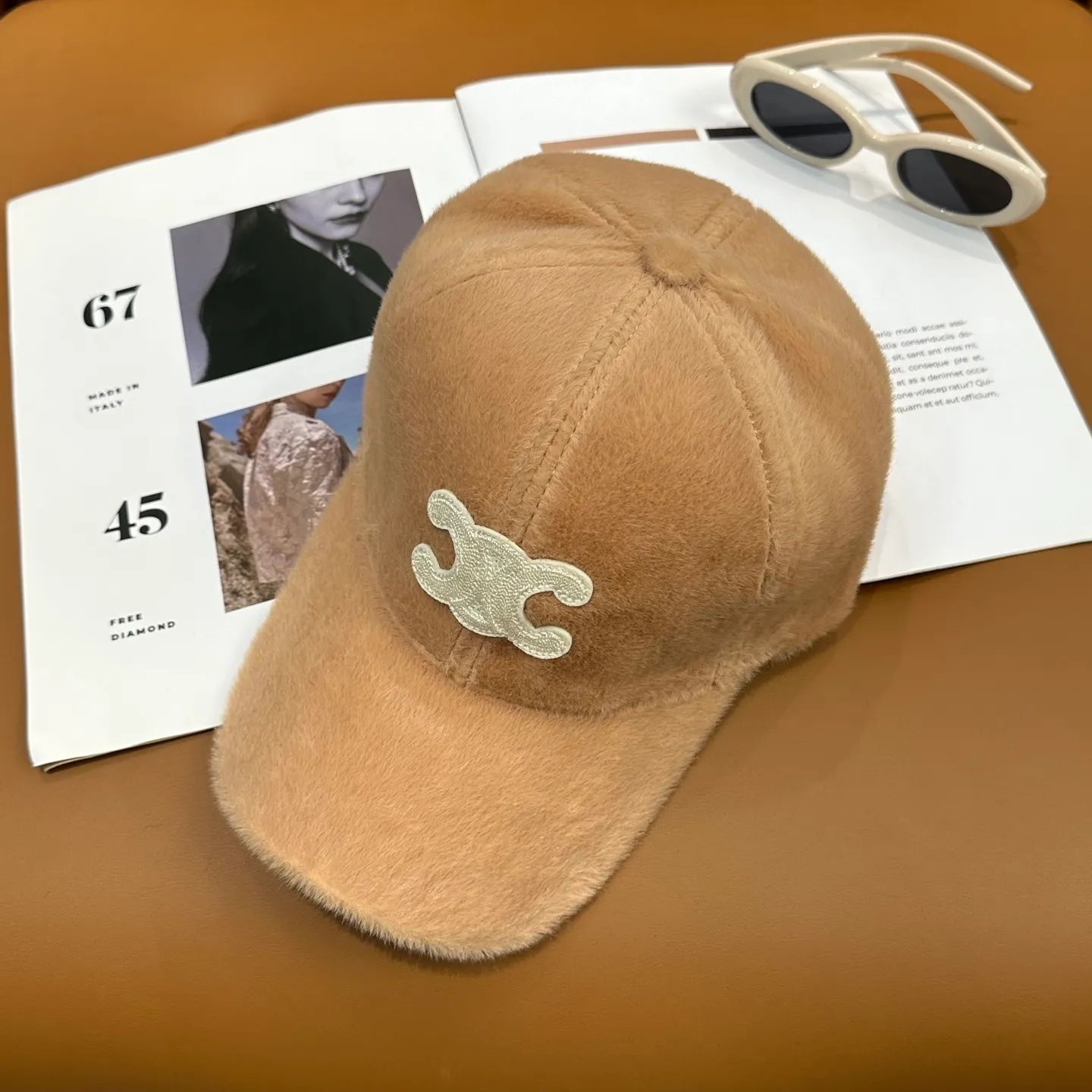 P50 CELINE's new autumn and winter baseball cap🧢It's plush and very comfortable. It's a big brand model that goes well with you. You can wear it with your eyes closed.