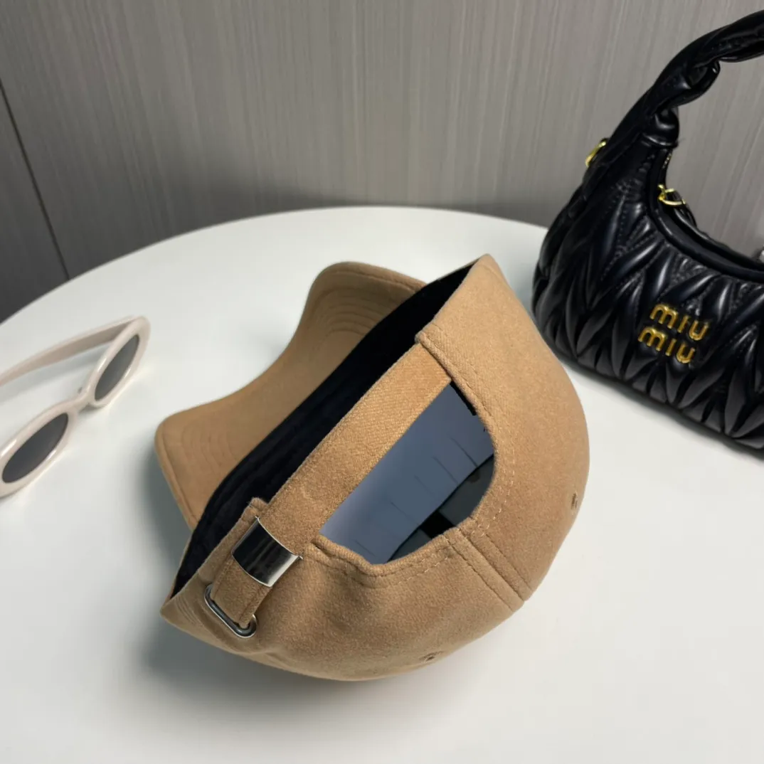 P56 💛 Comes with dust bag [CELINE Celine] new simple baseball cap, new shipment, big brand style is super easy to match, hurry up and get it!