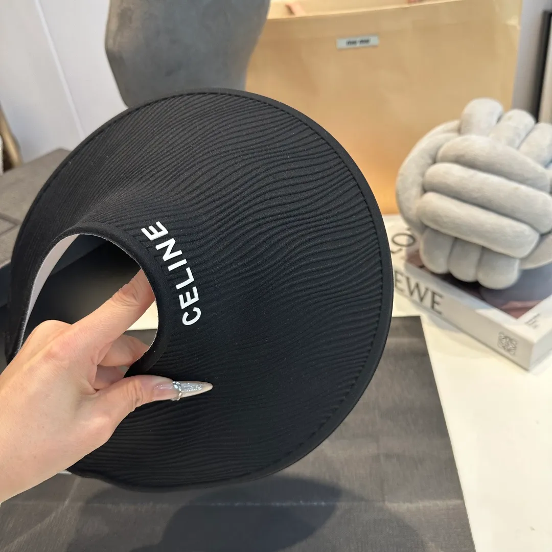 P60 CELINE Celine's new empty-top hat. Sun protection is a compulsory course for girls in this life. This large brim hat is invincible in sun protection. It can be worn all day without any trace or cumbersome feeling.