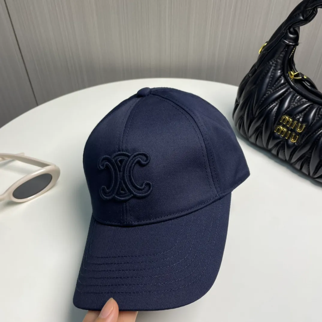 P80 popular CELINE (Celine) official website purchase version. Original 1:1 customized! The latest baseball cap with the same style as the simple letter star, fashionable and high-end workmanship! Every hat is made with care! Extraordinary quality, suitable for both men and women.    Céline's hat has a simple design, high-end color matching, delicate texture, and clean style. It is an iconic item. The letter C is the official icon of CELINE. It is deeply rooted in the brand's historical heritage, and at the same time it exudes modern elegance and a new trend of retro modernity. Simple baseball cap decorated with C logo. Self-attitude, no need to elaborate.