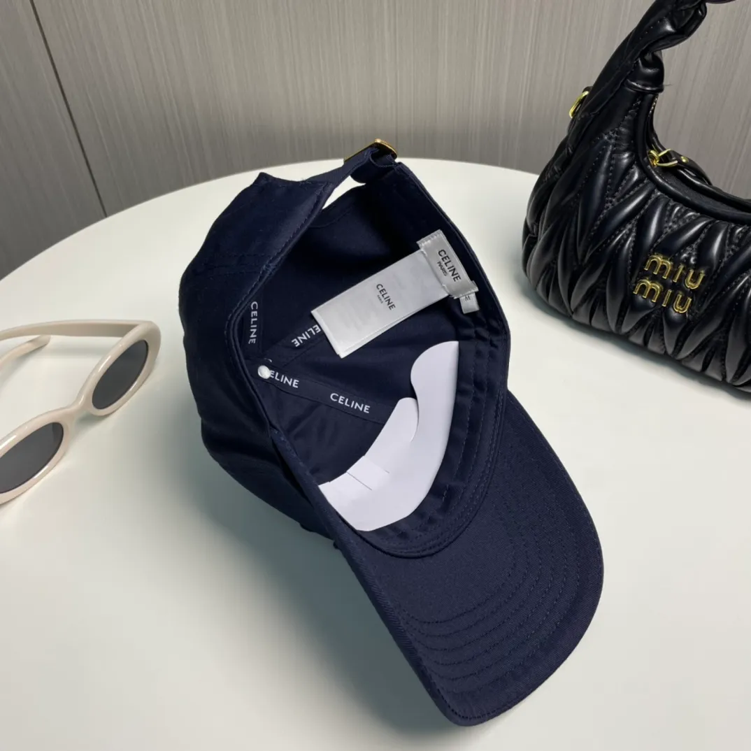 P80 popular CELINE (Celine) official website purchase version. Original 1:1 customized! The latest baseball cap with the same style as the simple letter star, fashionable and high-end workmanship! Every hat is made with care! Extraordinary quality, suitable for both men and women.    Céline's hat has a simple design, high-end color matching, delicate texture, and clean style. It is an iconic item. The letter C is the official icon of CELINE. It is deeply rooted in the brand's historical heritage, and at the same time it exudes modern elegance and a new trend of retro modernity. Simple baseball cap decorated with C logo. Self-attitude, no need to elaborate.