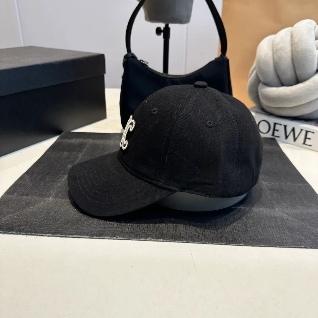 P60 CELINE Celine's new classic casual and trendy style, simple baseball cap🧢Japanese and Korean style, looks great with any combination! A must-have when traveling