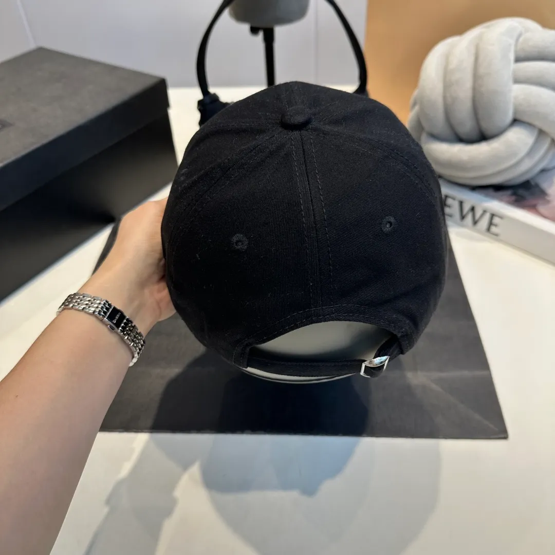 P60 CELINE Celine's new classic casual and trendy style, simple baseball cap🧢Japanese and Korean style, looks great with any combination! A must-have when traveling